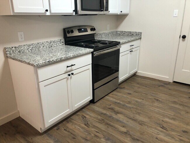 Building Photo - Beautiful well-maintained townhome