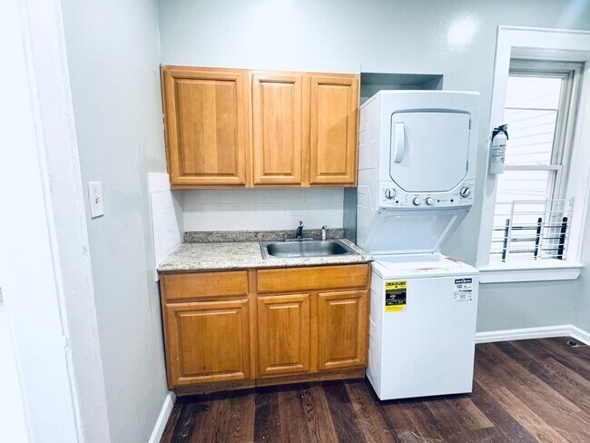 Foto del edificio - 113 Mallory Ave