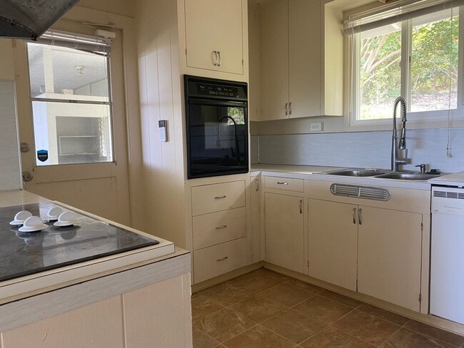Building Photo - Holualoa 3 bedroom 2 bath House