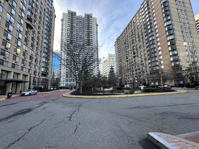 Building Photo - 45 River Dr S
