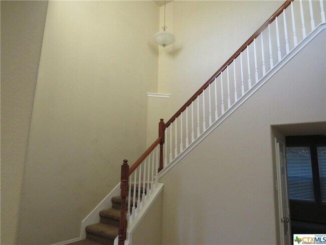 Foto del edificio - 7109 Golden Oak Ln
