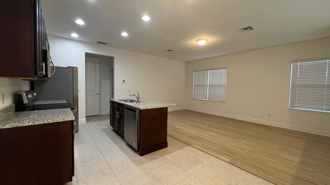 Foto del edificio - Like New 1/1 Garage Apartment with 1-Car G...