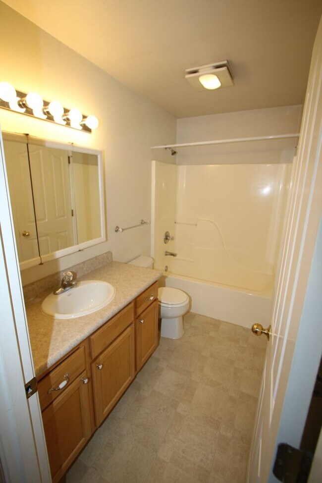 Foto del edificio - 3 Bedroom Eagle River Townhouse!