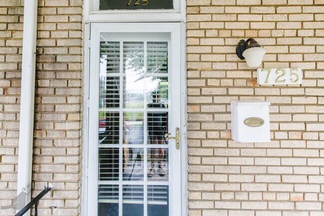 Foto del edificio - Charming 4 Bedroom in Columbia Heights! Pa...