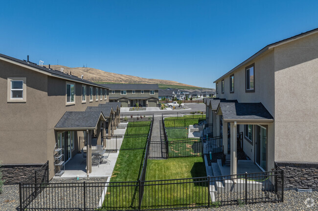 Preciosos patios en la parte trasera de cada casa - West Vine Townhomes