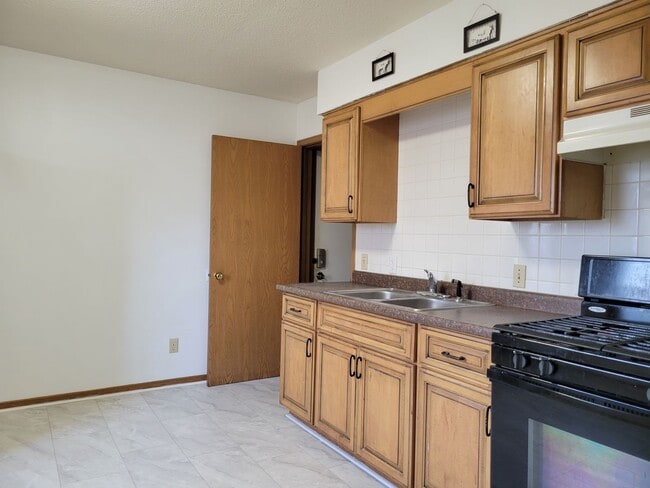 Building Photo - Modern Marvel: Chic 2 Bed, 1 Bath House wi...