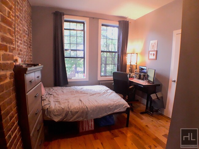 Foto del edificio - Spacious Two Bedroom with Exposed Brick in...