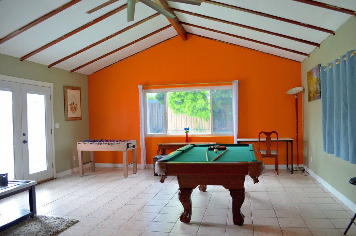 Foto principal - 8871 Belmont St