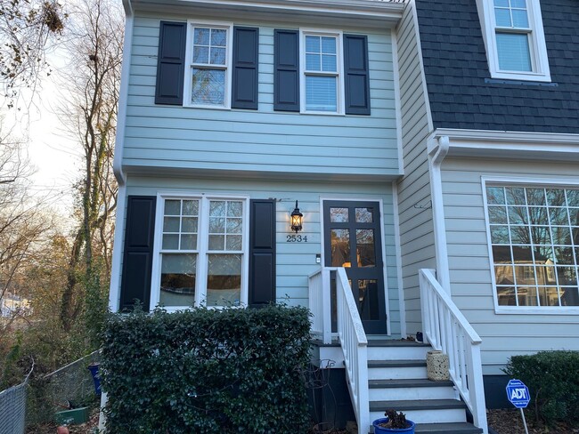 Foto del edificio - Immaculate end unit townhome in Raleigh's ...