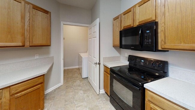 Building Photo - Beautiful and spacious two bedroom two bat...