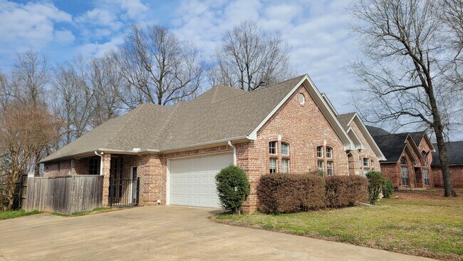 Foto del edificio - 3745 Woodland Ln