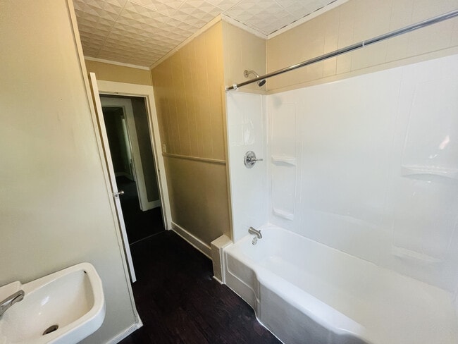 baño - 504 N 5th St