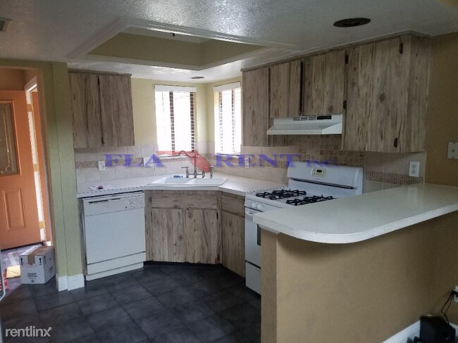 Building Photo - 261 Pinesong Dr