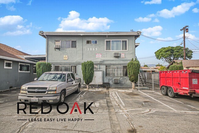 Building Photo - ~1 Month FREE~ Lovely, Unique Studio with ...
