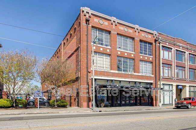 Building Photo - 421 S Main St