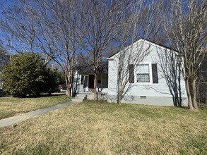 Building Photo - 302 Decelle St