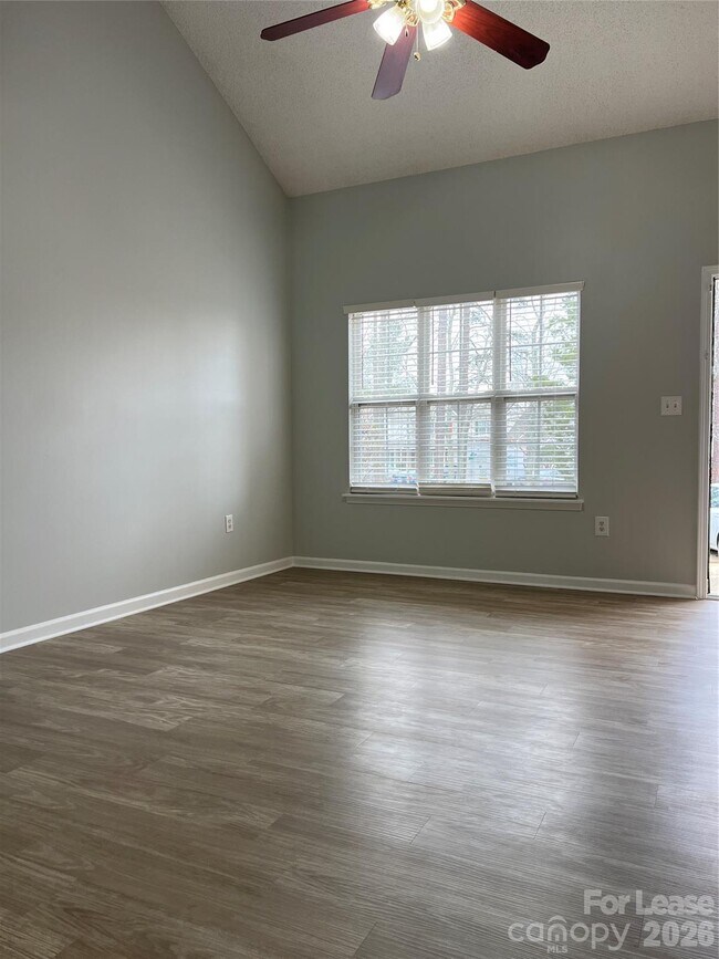 Foto del edificio - 7667 Petrea Ln