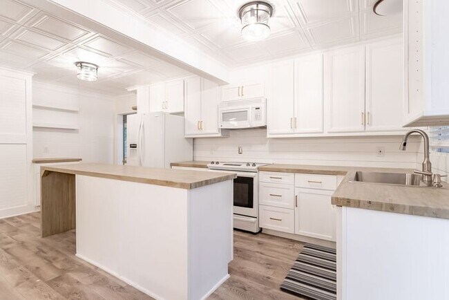 Building Photo - Price Improvement! Master Bedroom with Kit...