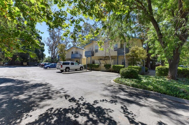 Foto del edificio - Spacious townhome close to UCD