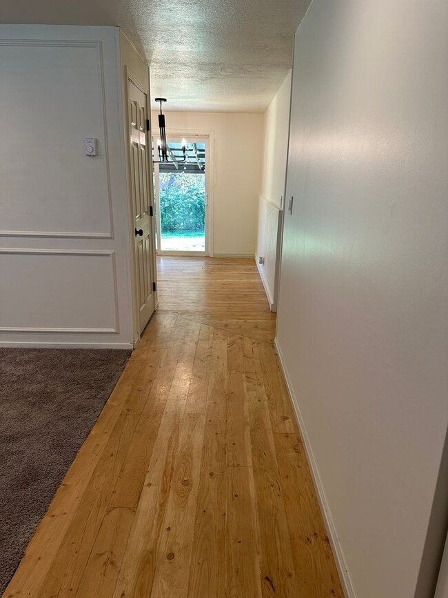Building Photo - Newly Remodeled 5 Bed, 3 Bath Home – 2-Car...