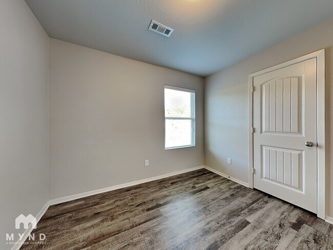 Building Photo - 9207 Pleasant Valley Dr