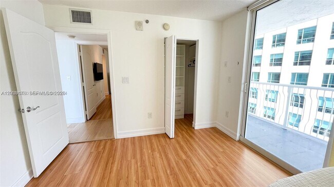 Foto del edificio - 1200 Brickell Bay Dr