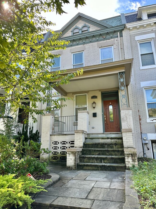 Building Photo - Columbia Heights Townhome 4 Bedroom incl. ...