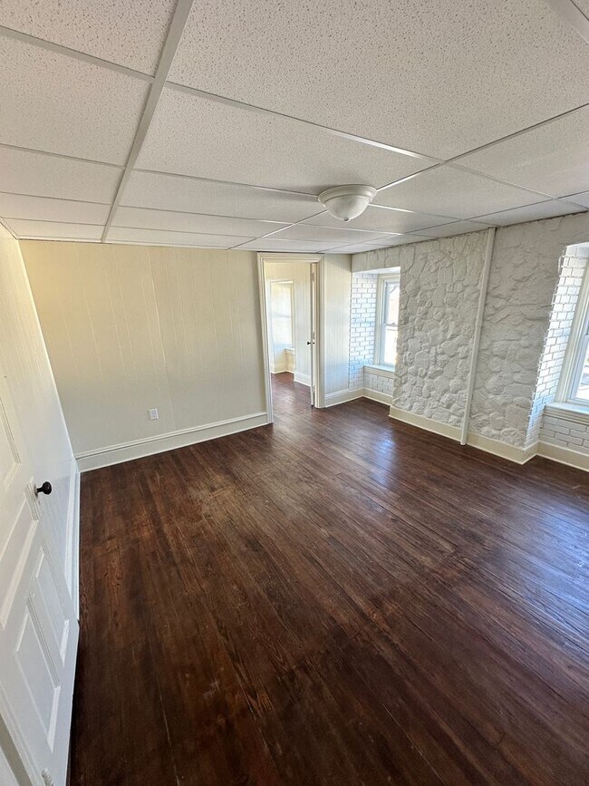 Foto del edificio - Top Floor, Renovated 1 Bedroom Apartment-York City SD