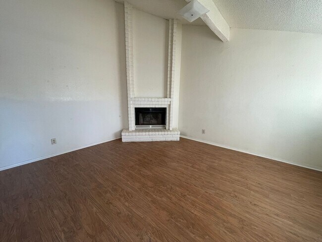 Building Photo - PRICED TO RENT QUICKLY!