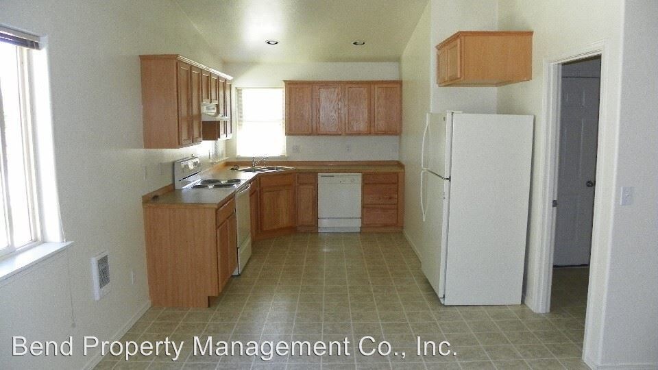 Building Photo - 899 NE Hidden Valley Dr