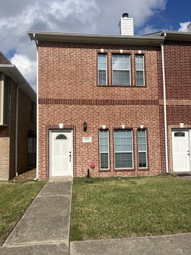 Foto del edificio - 4219 Benard Ct