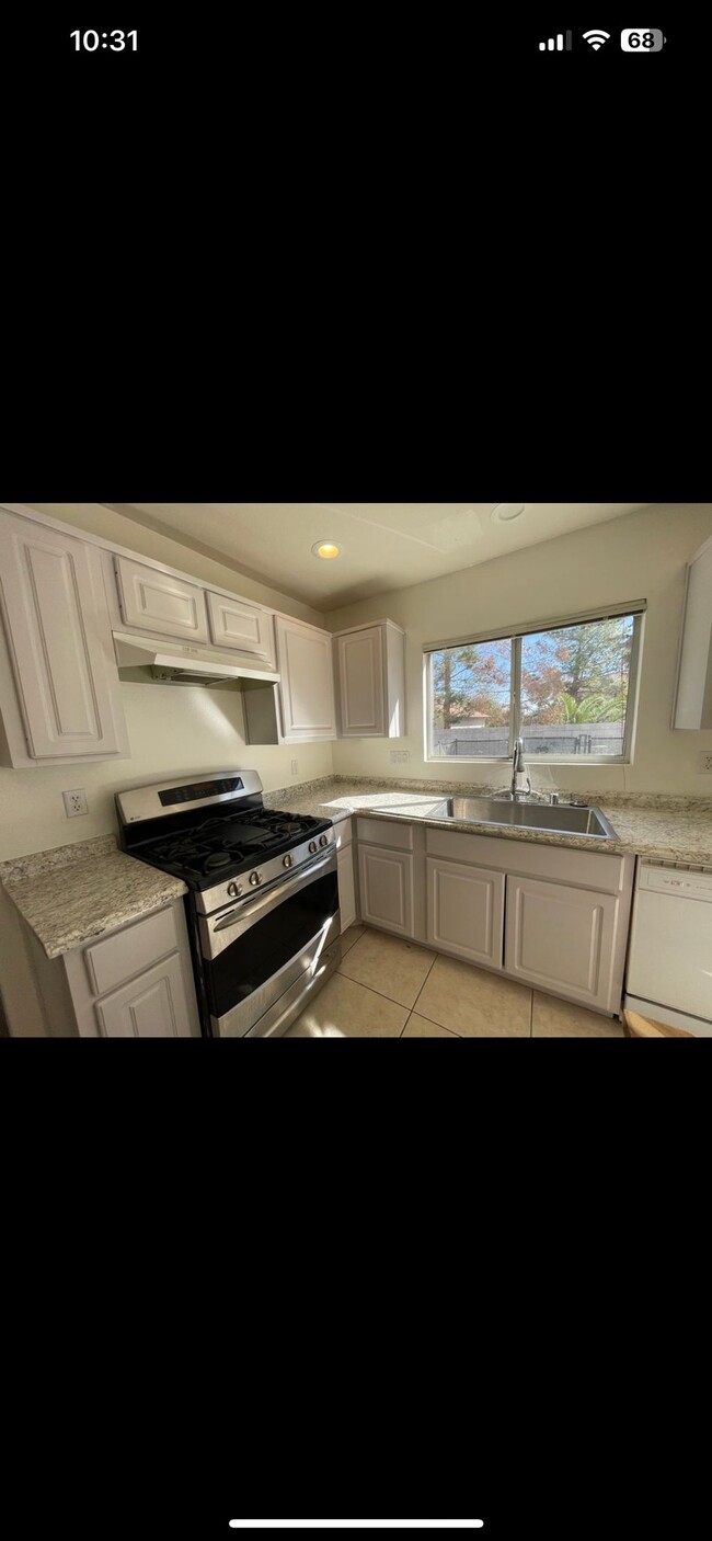 Building Photo - 250 Camelback Ridge Ave