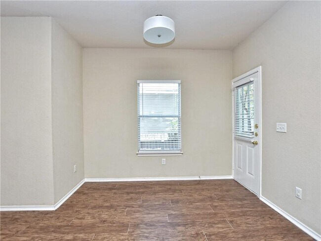 Foto del edificio - 917 E 3rd St