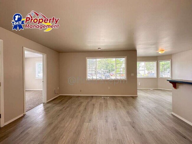 Building Photo - 5843 W Clearview Ln