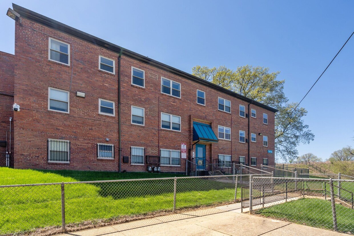 Primary Photo - Lovely 3 BR/2 BA Condo in Barry Farm!