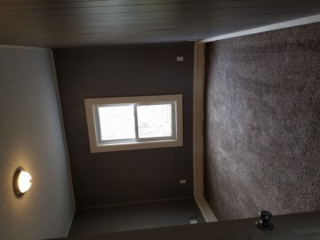 Building Photo - Spacious and Comfy 3 Bedroom Apartment