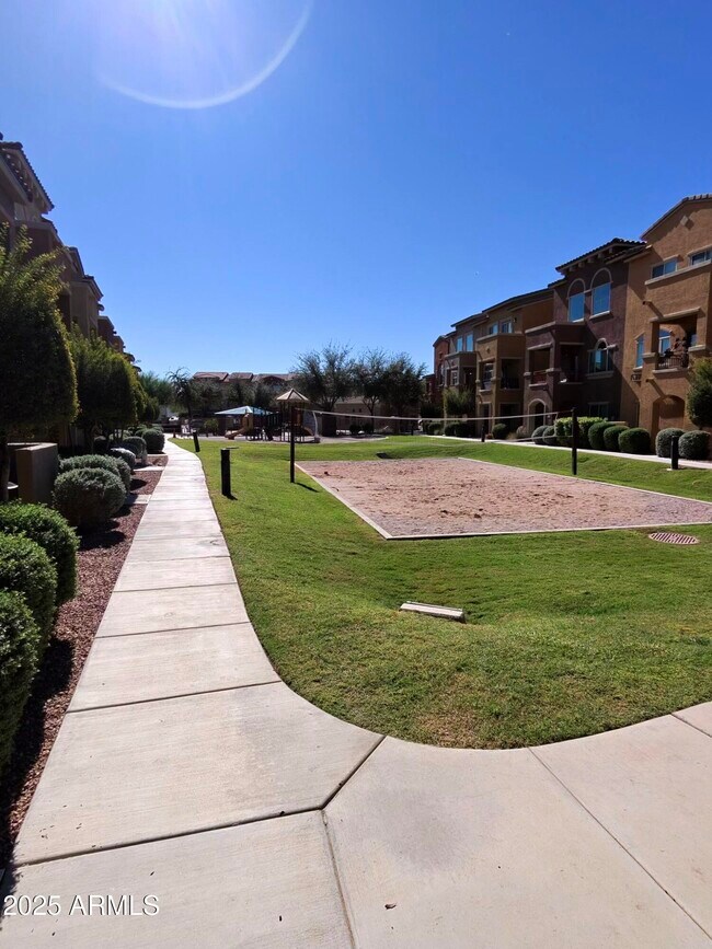 Foto del edificio - 240 W Juniper Ave