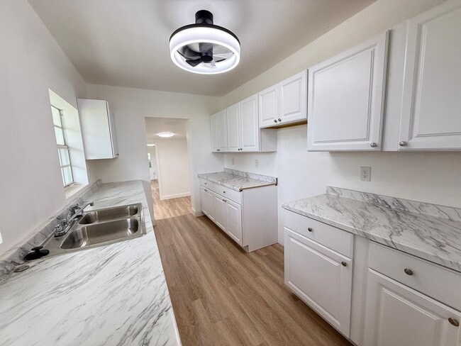 Building Photo - Groveland Home on large lot