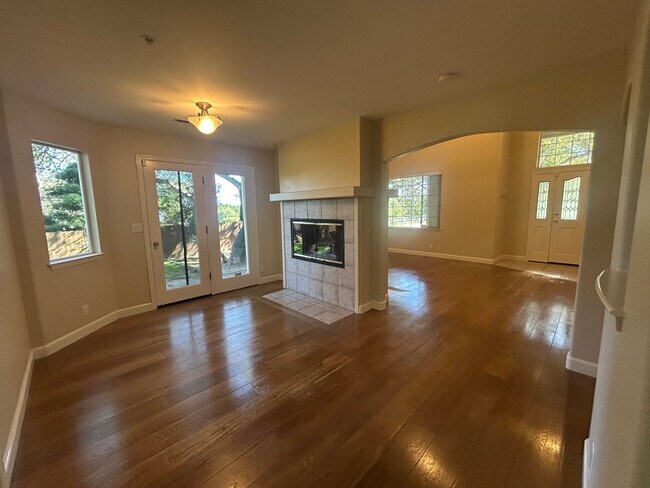 Foto del edificio - 142 Pine Canyon Rd