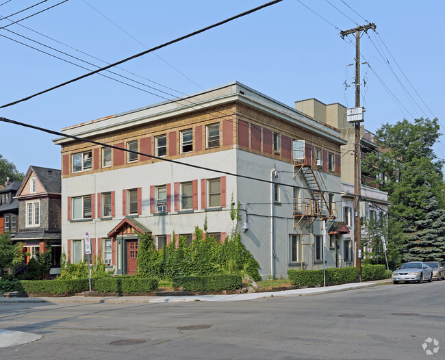 Building Photo - 142 Caroline St S