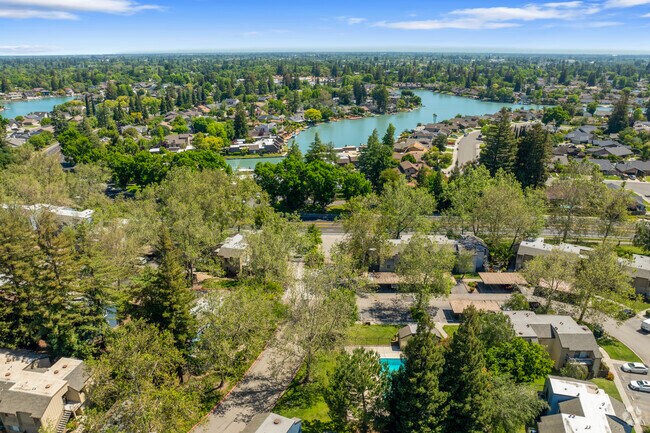 Context aerial - Sunpointe Condominiums