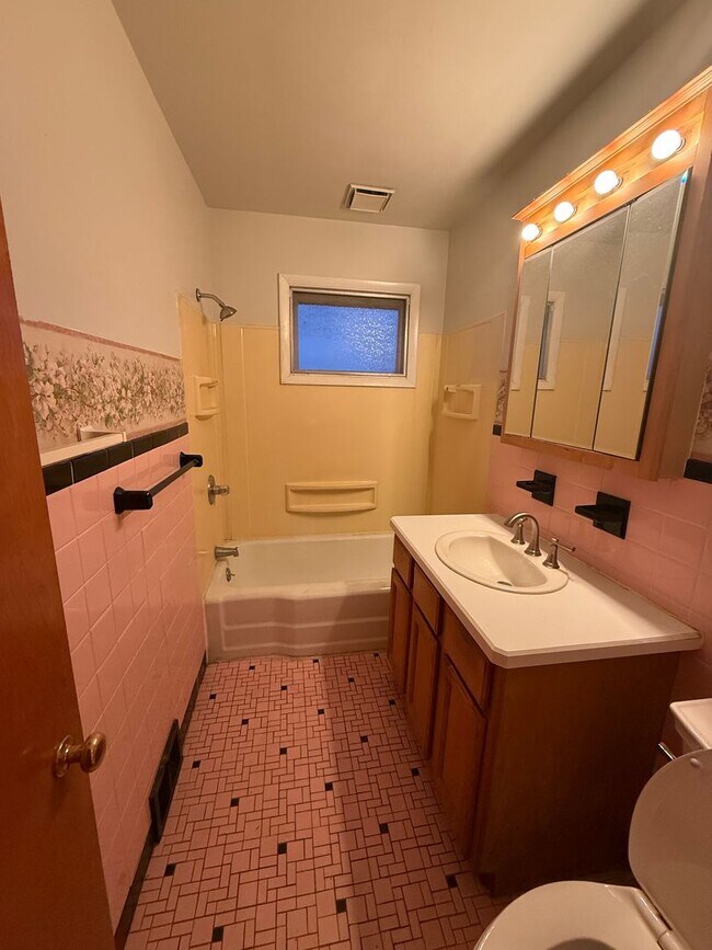 Foto del edificio - 3bd Ranch Euclid Cash Pay