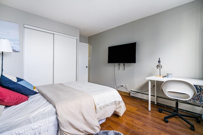 Building Photo - Deluxe Room - Downtown Calgary