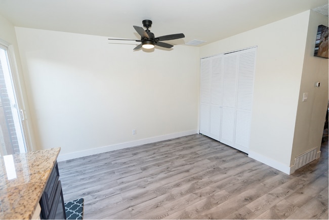 Foto del edificio - 7061 Utica St