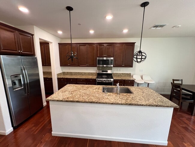 Building Photo - Gorgeous 4 Bedroom Broadstone Home!