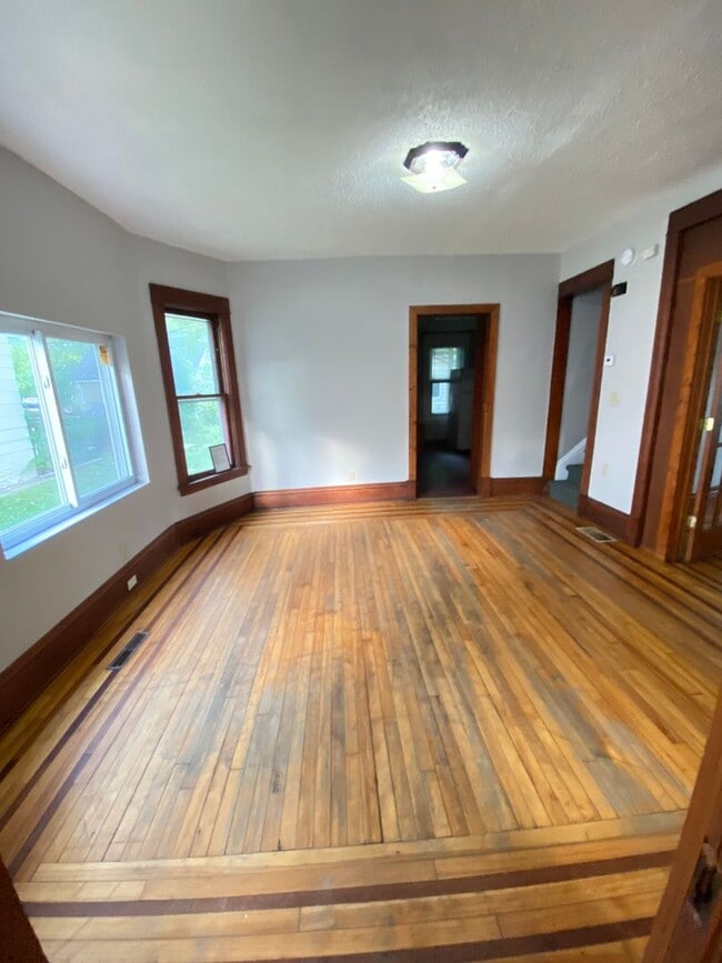 Building Photo - 4 Bdr/2Bath Spacious Home Available