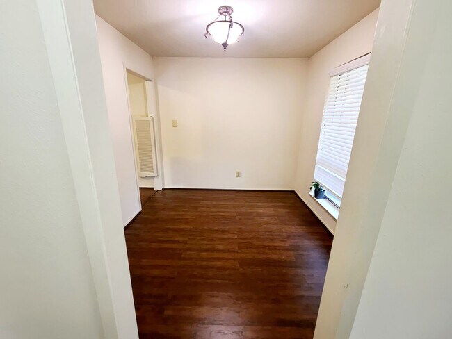 Building Photo - 2 Bed, 2 Bath Duplex near White Rock Lake!