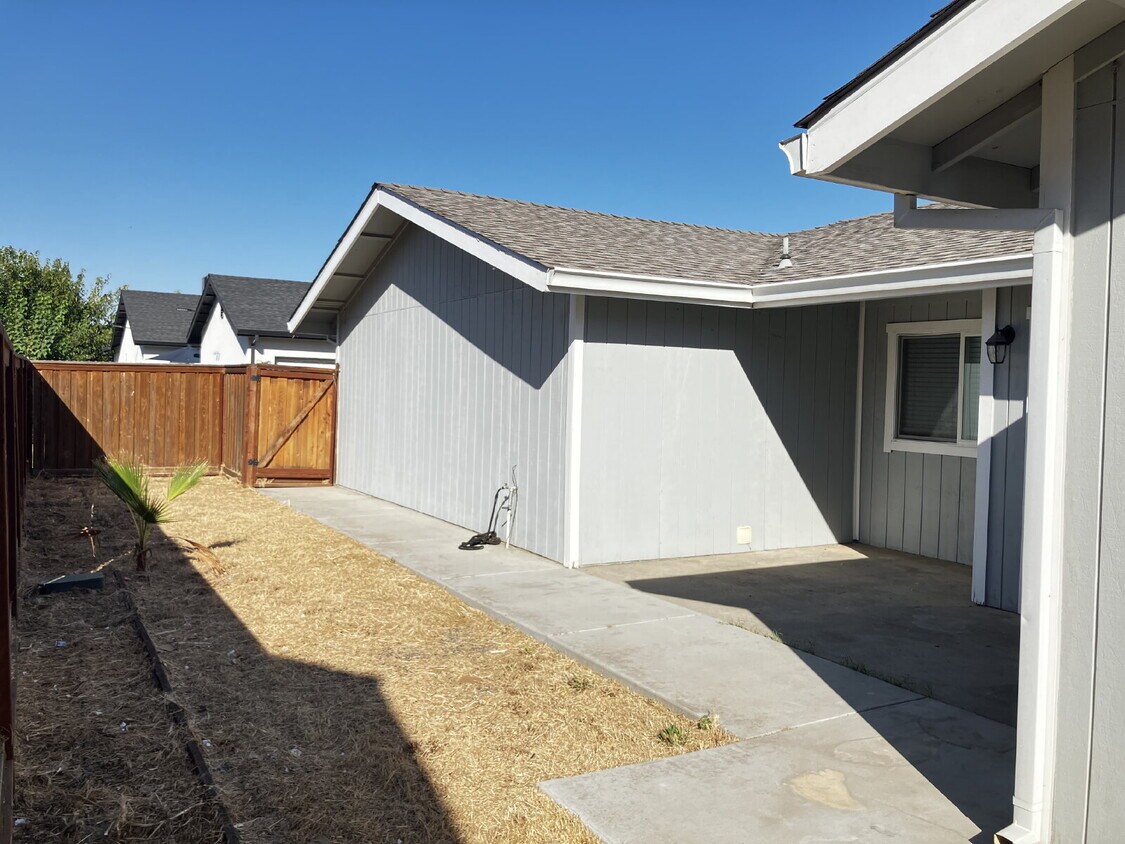 Foto del edificio - Charming 2-Bed, 2-Bath Duplex Retreat on Denver Avenue – Perfect Merced Living!