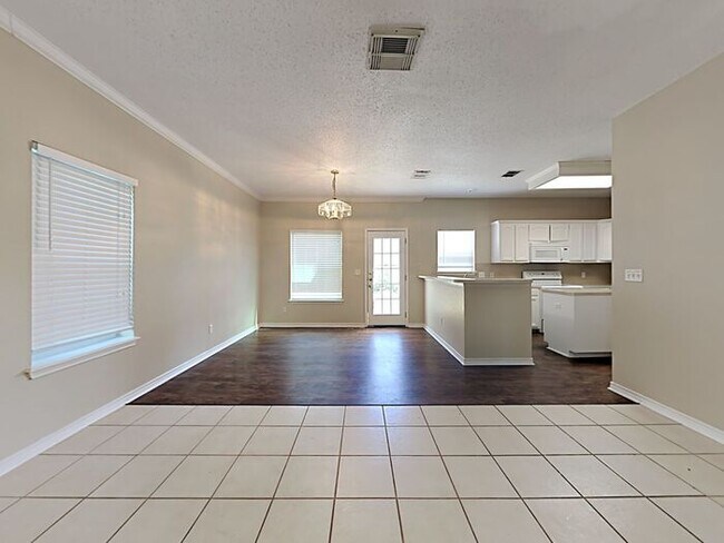 Foto del edificio - *1 Month Free Rent w/ 18month lease. Good ...