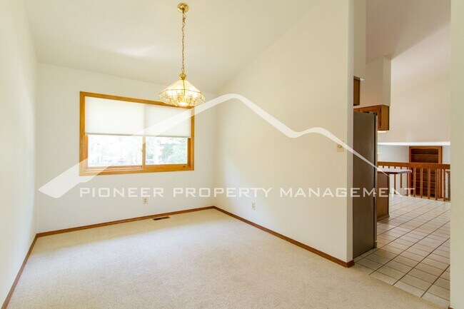 Building Photo - Spacious 4 Bedroom Home in Green Mountain ...